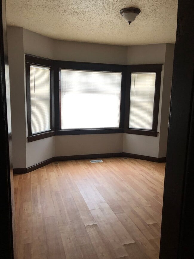 Building Photo - Cozy 3 bedroom house available