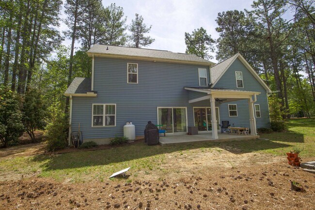 Building Photo - Great space in desirable Whispering Pines