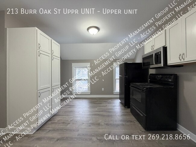 Building Photo - 213 Burr Oak St