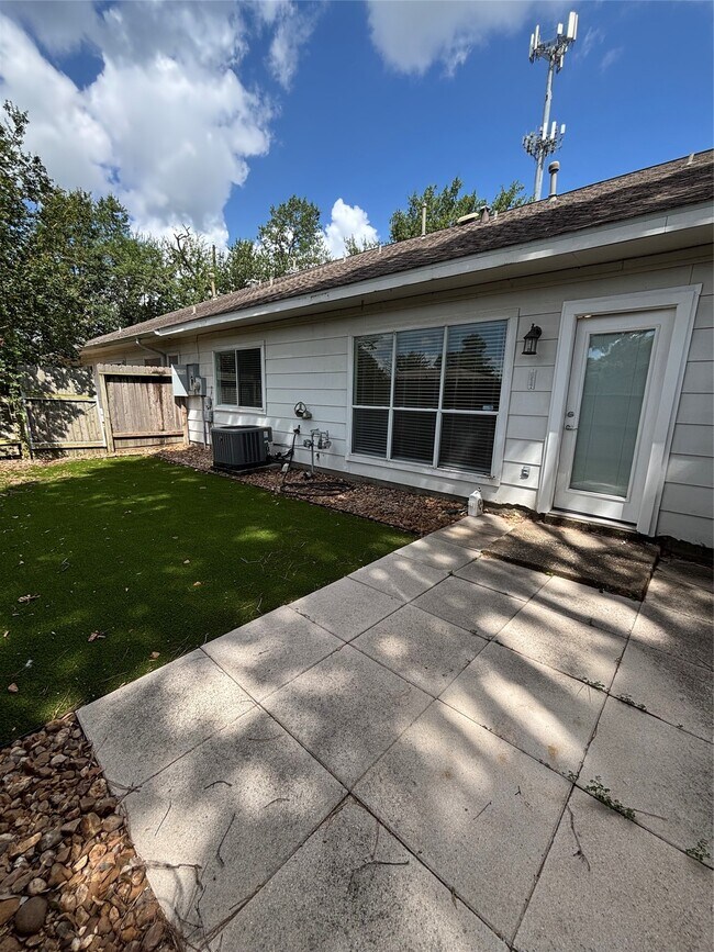Building Photo - 10735 Norchester Village Dr