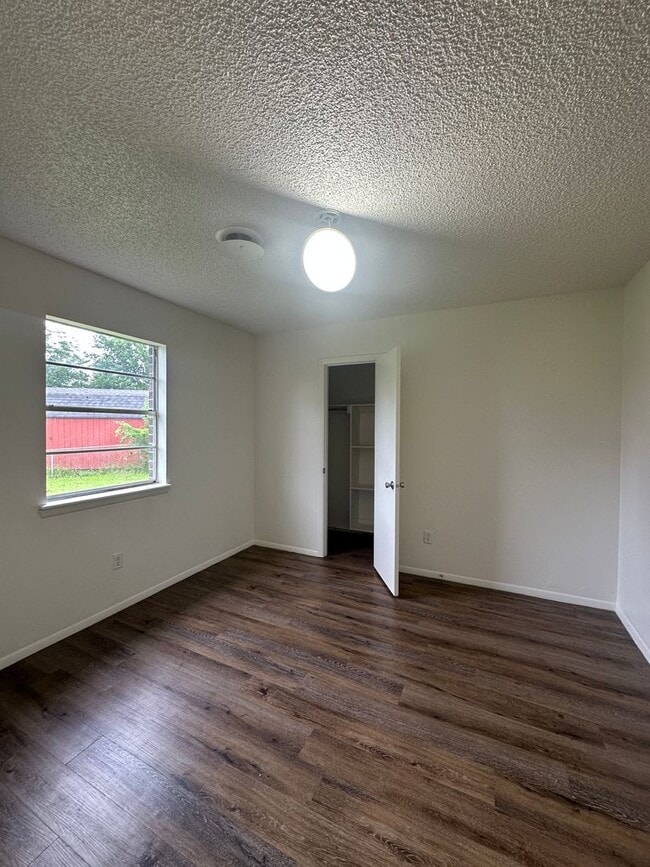 Building Photo - $1300 move-in special