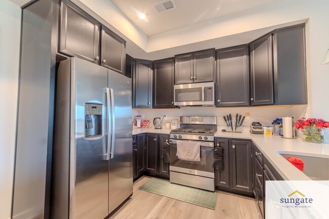 Building Photo - 100 Matisse Pl