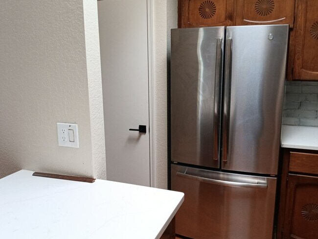Building Photo - 3 Bedroom, 2 Bathroom Home! Schedule a Showing!