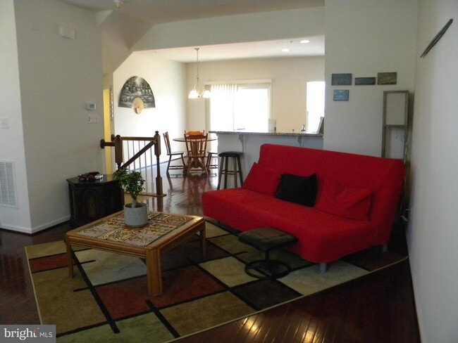 Building Photo - 652 E Chestnut St