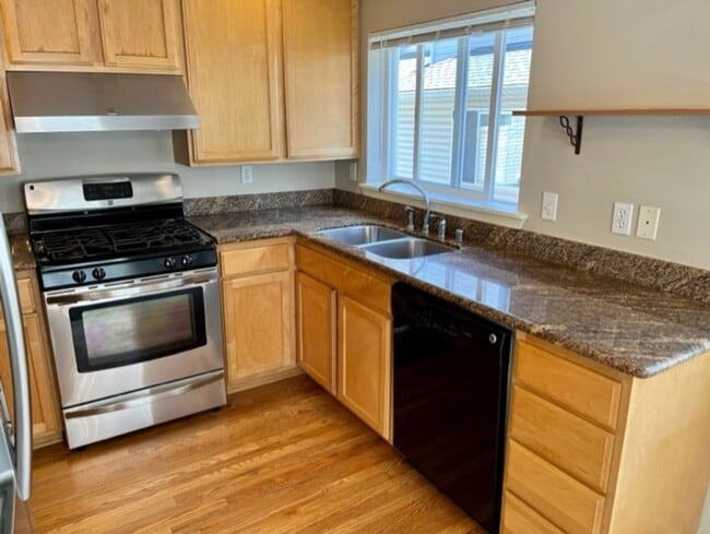 Building Photo - Greenwood Townhome
