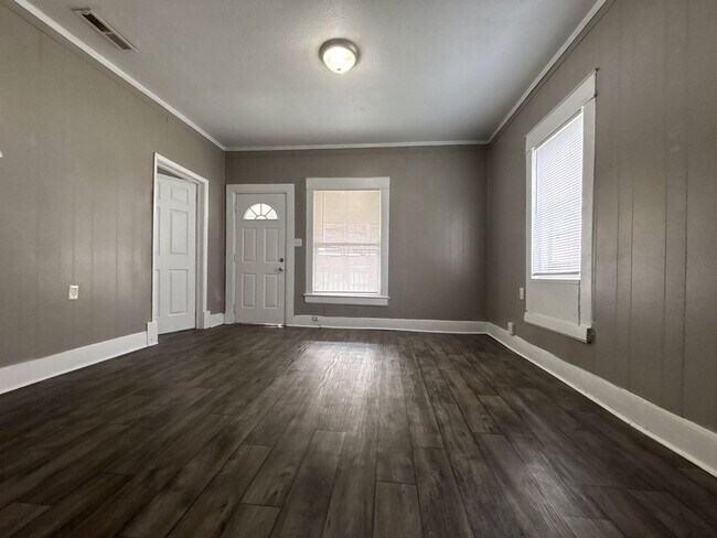 Building Photo - Affordable Elegance: 2-Bed, 1-Bath with Outdoor Oasis