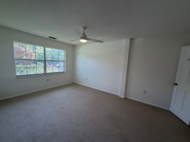 Building Photo - 3800 Saxon Dr