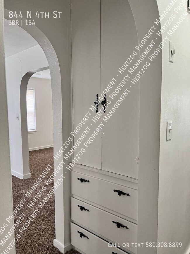 Building Photo - 844 N 4th St