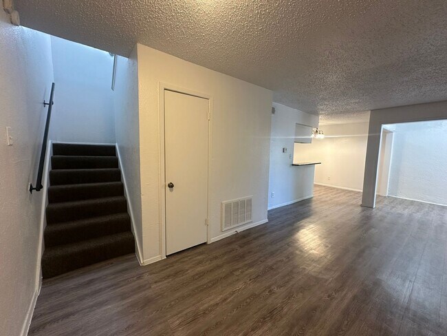 Building Photo - Charming 2-Bed Unit in Dallas! Community p...