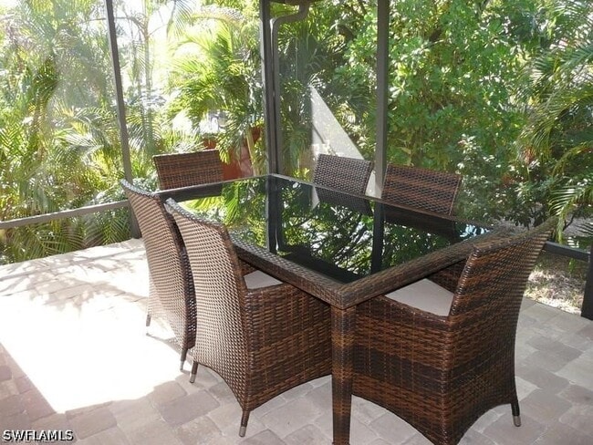 Building Photo - 264 Castaways St