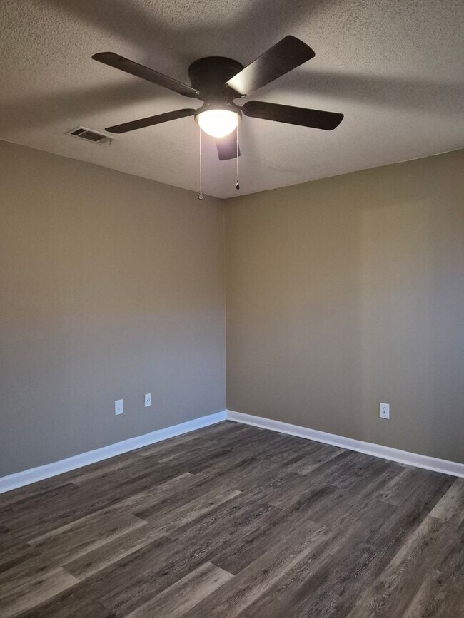Building Photo - 145 Deerwood Ct