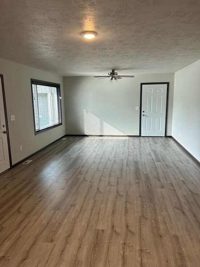 Building Photo - 4 bed 3 bath Townhome For Rent!