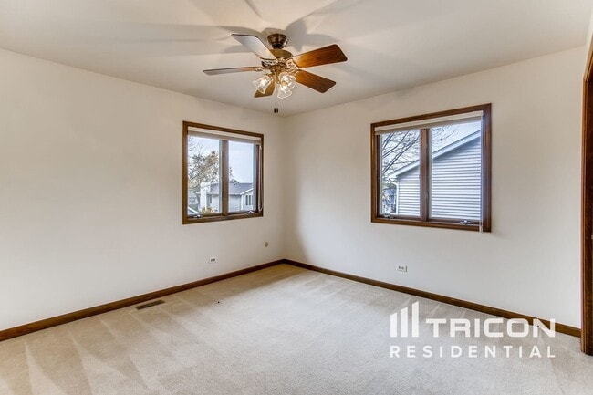 Building Photo - 2479 Lakeside Dr