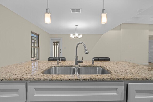 Building Photo - 902 La Rosita