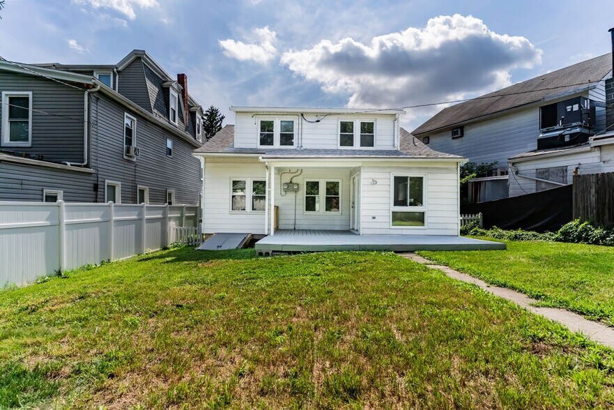 Building Photo - 20 Laurel St