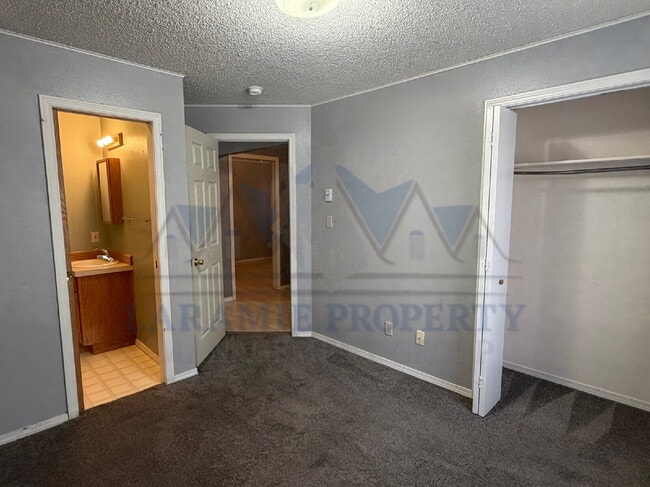 Building Photo - 3 Bedroom 2 Bathroom Apartment