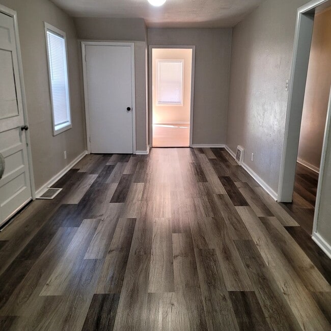 Building Photo - Newly listed and renovated 4 bed 2 bathroom house!