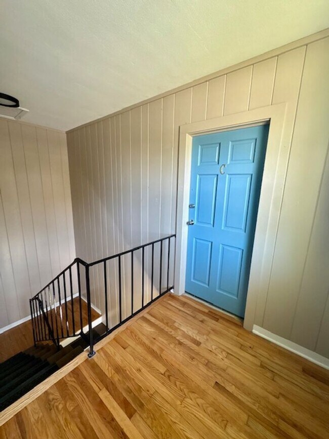 Building Photo - Renovated Three Bedrooms Condo in South Windermere- 6 mins from MUSC!