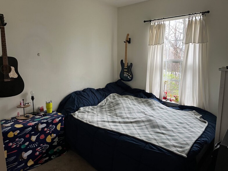 Building Photo - 390 Cherry St