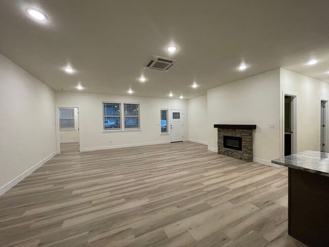 Building Photo - 410 4th St