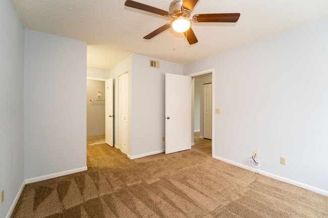 Building Photo - 2/2 1st Floor Apartment