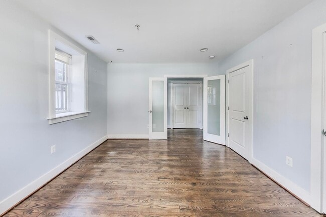 Building Photo - Happy on Harvard! Near New 2 + 2 close to ...