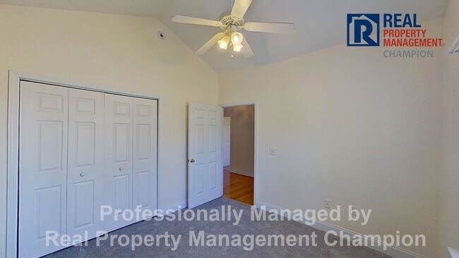 Building Photo - End Unit Condo with Open Floorplan and Spl...