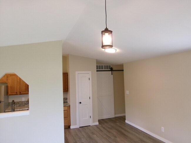 Building Photo - 307 Palomino Ln