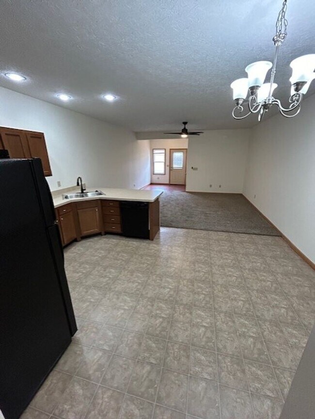 Building Photo - 1 Bedroom Apartment with Garage!