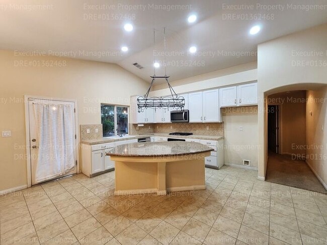 Building Photo - Spacious 4 bedroom 2 bathroom home located in the Ashton Falls community