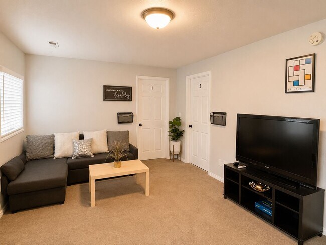 Building Photo - 546 E Delno Dr