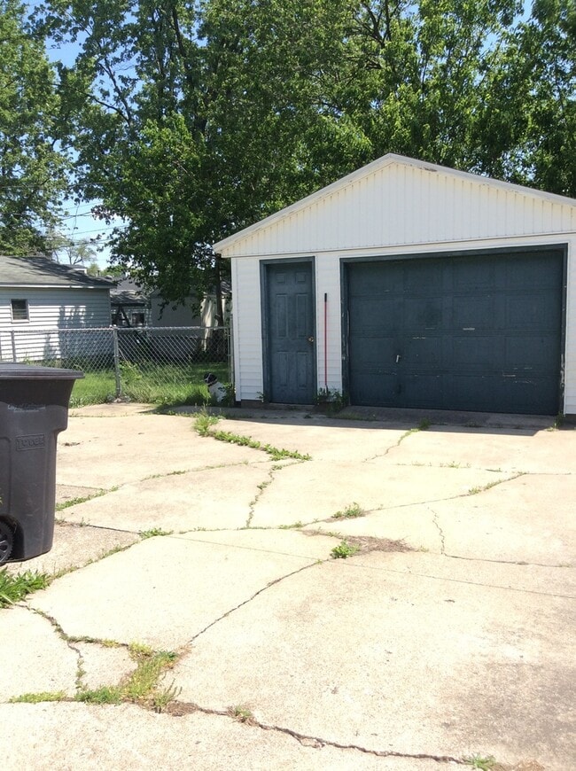 Building Photo - Beautiful single family ranch home located near the mall