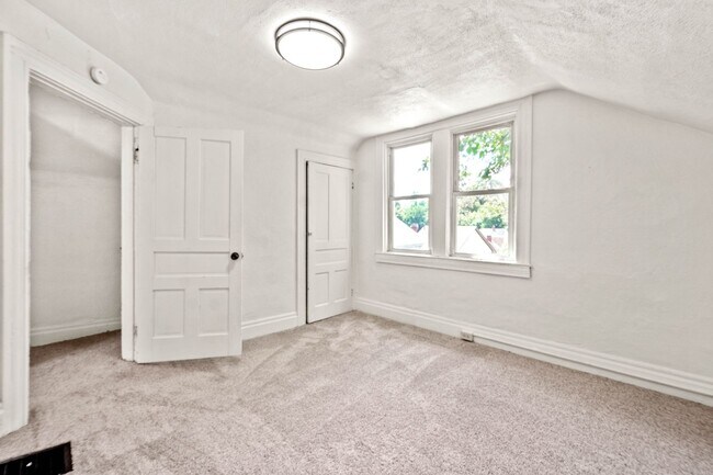 Building Photo - GREAT TWO BEDROOM IN SOUTH SIDE SLOPES!