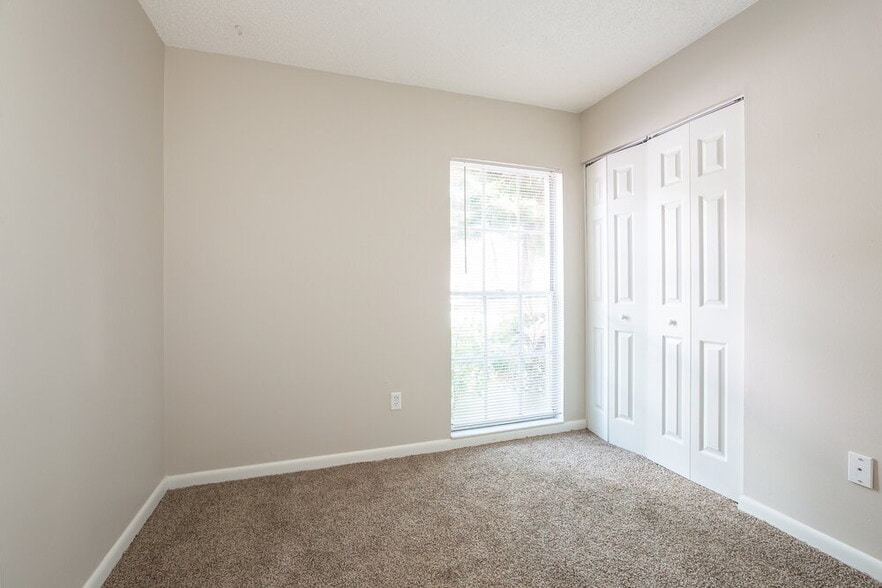 Building Photo - 317 Regal Park Dr