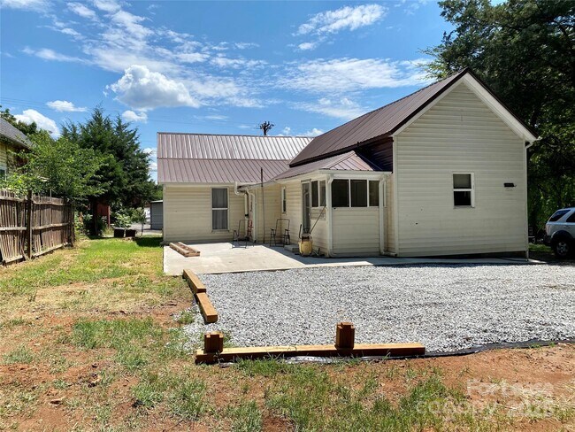 Building Photo - 630 Armfield St