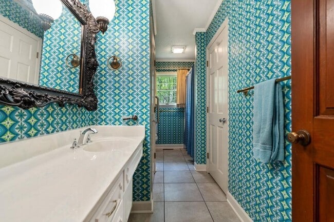 Building Photo - Beautiful 5 bedroom 3 bath house with bonu...