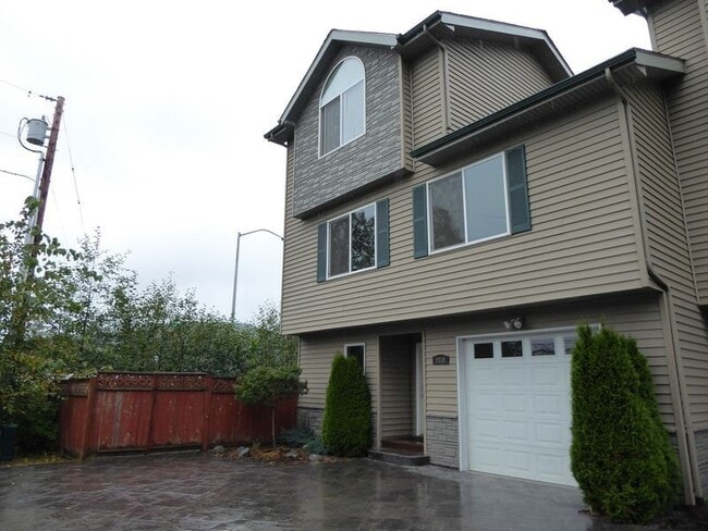 Building Photo - Pet Friendly Attached Home w/ Fenced in Yard in the valley!