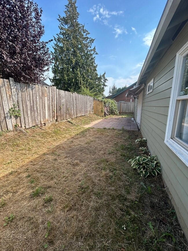 Building Photo - 2 bedroom 1 bath home