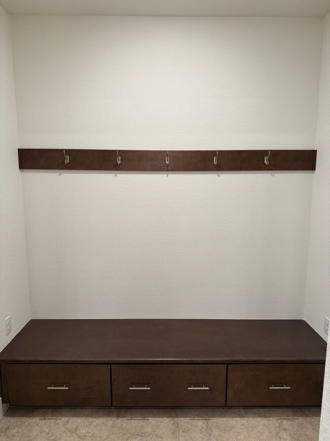 Building Photo - Lovely 4 Bedroom Home With Easy Landscaping And Beautiful Interior