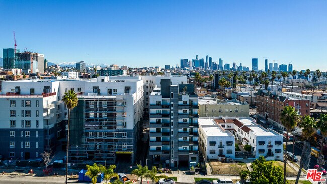 Building Photo - 846 S Mariposa Ave