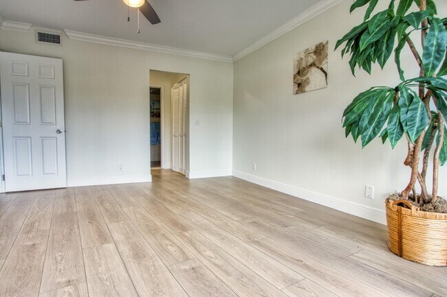 Building Photo - 1301 E Hillsboro Blvd