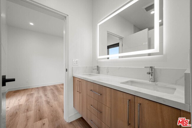 Building Photo - 1920 S Sherbourne Dr