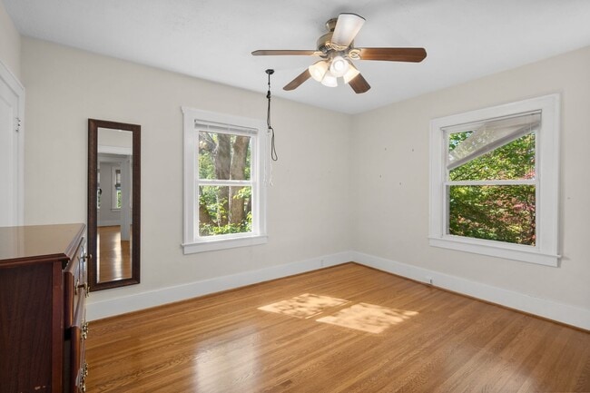 Building Photo - 4 Bed 2.5 Bath Home with a large backyard ...
