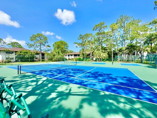 Building Photo - ** KINGS LAKE ** 2 BED / 2 BATH - CONDO - ...