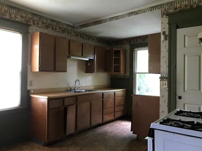 Building Photo - HUGE SINGLE FAMILY FOR RENT !!