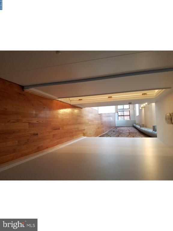 Building Photo - 104 S 13th St