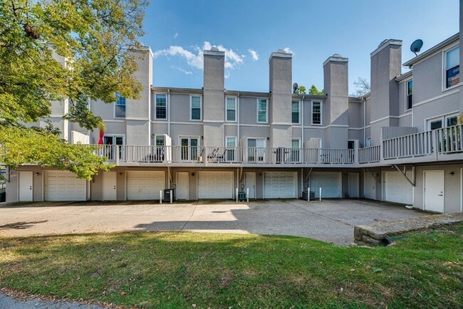 Building Photo - Location, location, location! Beautiful 2BR/1.5BA townhouse in West End Park!