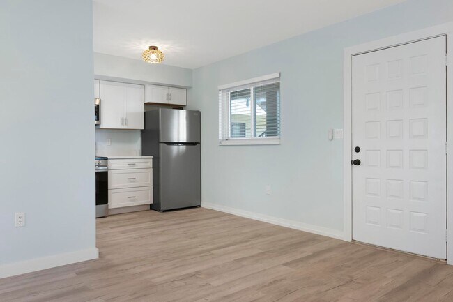 Building Photo - GORGEOUS FULLY RENOVATED 1st FLOOR 2 BEDROOM 1 BATHROOM CONDO LOCATED JUST 5 MINUTES FROM VENICE ...