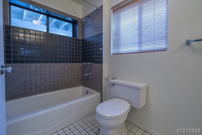 Building Photo - Beautiful and Large 3 bedroom 2.5 bath SFH...