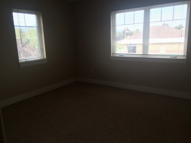 Building Photo - 2 Bedroom 1 Bathroom Apartment ** NEW PRIC...